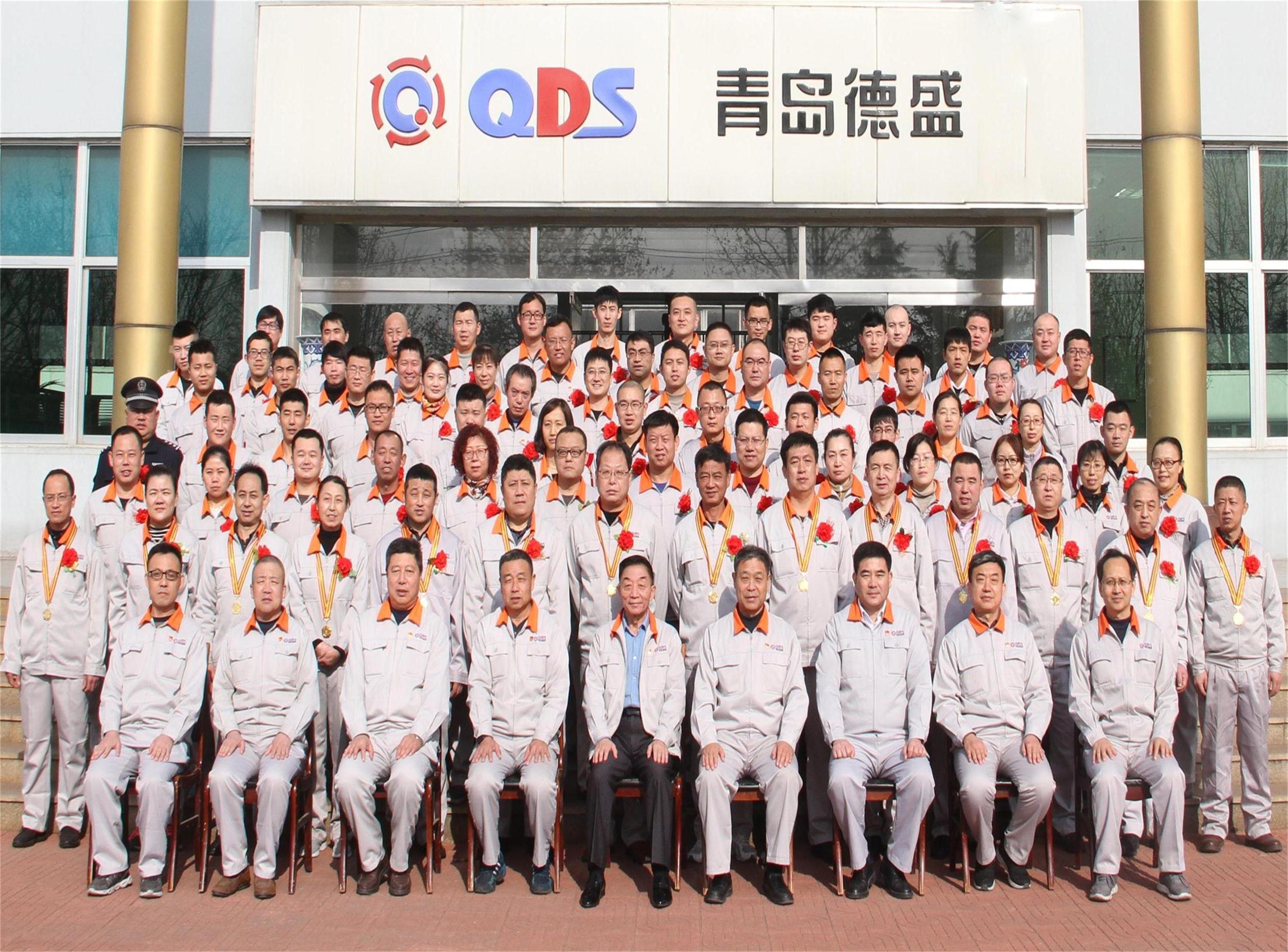 董事長孫佩璋及全體高管與獲獎員工、榮獲獎牌員工合影